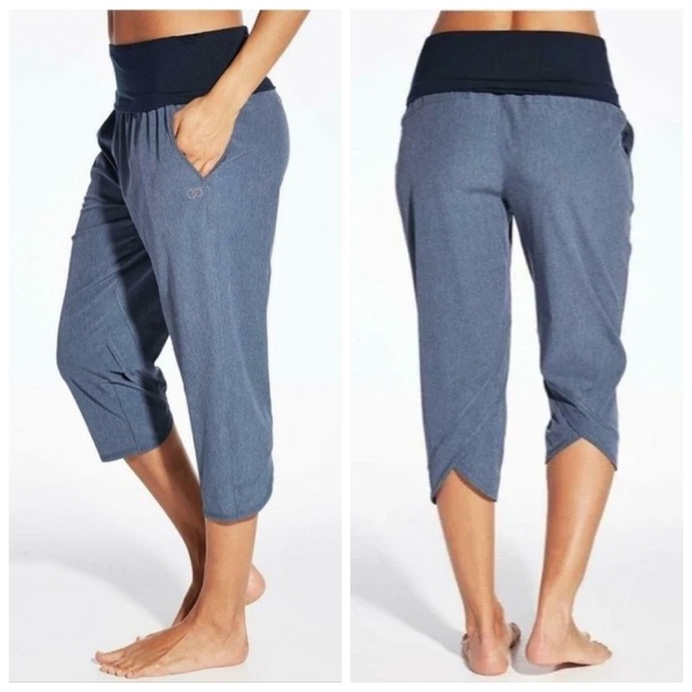 CALIA by Carrie Underwood Blu Gray Foldover Capri pants Size M.